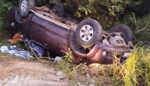 Mulher morre após carro perder controle e capotar em Japaratuba