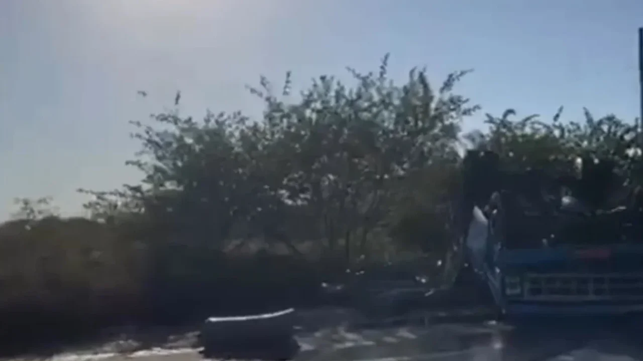 Caminhão carregado com insumos tomba na AL-220 em São José da Tapera