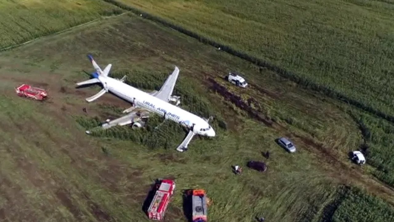 Avião Airbus de companhia aérea russa faz pouso de emergência na Sibéria