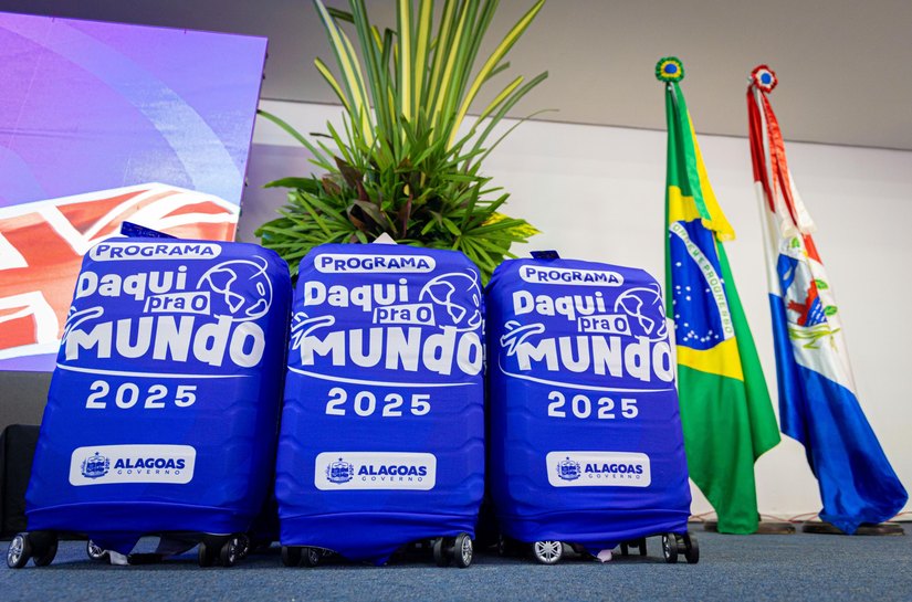 Estudantes do programa “Daqui Pro Mundo” recebem kits para intercâmbio na Inglaterra nesta quarta-feira