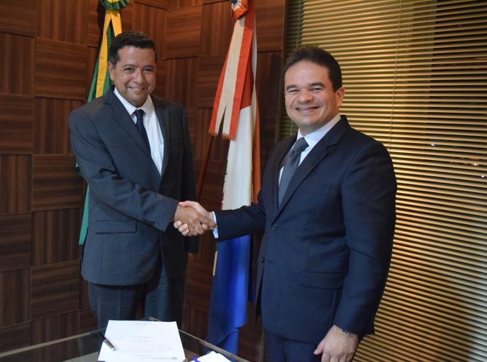 Presidente empossa Luiz Carlos como Diretor Administrativo da ALE