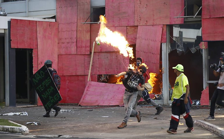 Com Exército, protesto em Brasília termina com 49 feridos