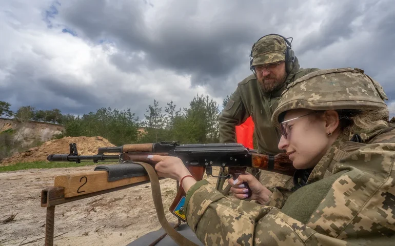 Mais uma instalação petrolífera russa pega fogo enquanto Zelenskyy exalta o alcance dos drones na Ucrânia.