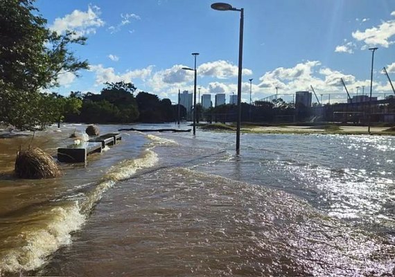 Guaíba transborda e orla de Porto Alegre é invadida pela água