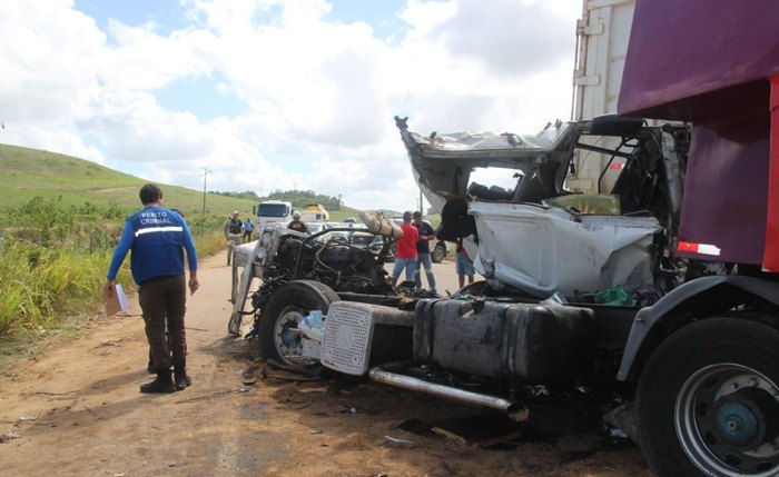 Caminhão que conduzia o trio elétrico ficou completamente destruído