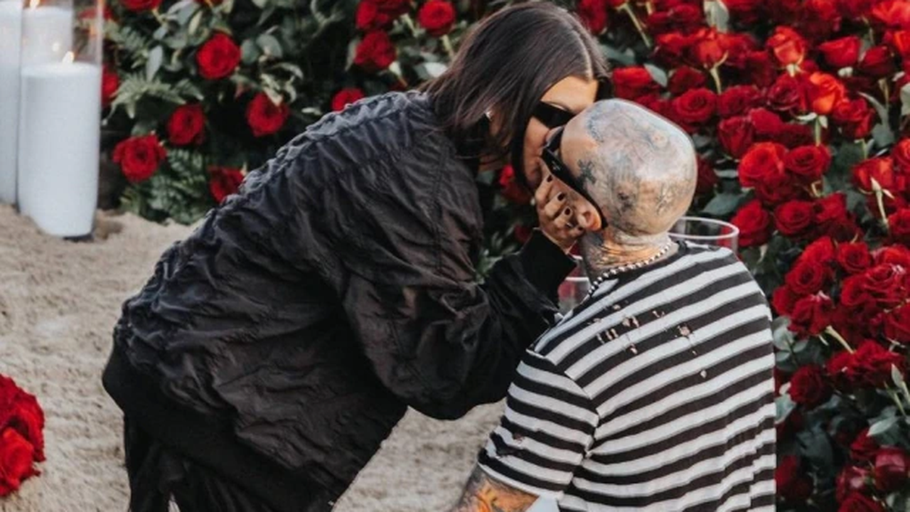 Kourtney Kardashian adia casamento com Travis Barker