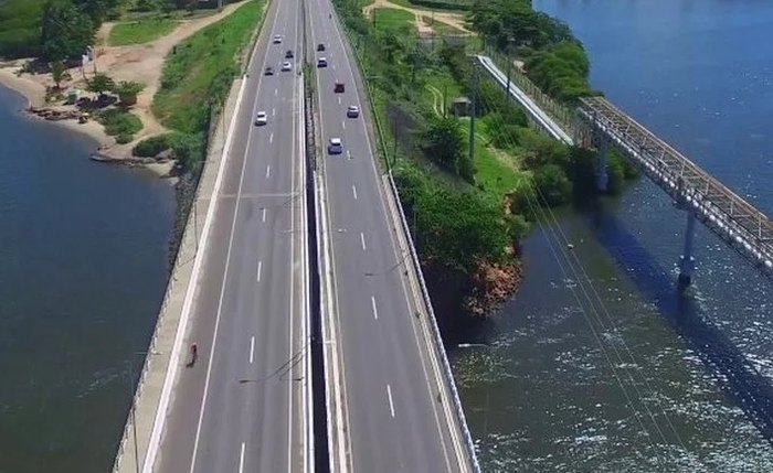 Helicóptero sobrevoava o local quando a equipe  avistou a senhora