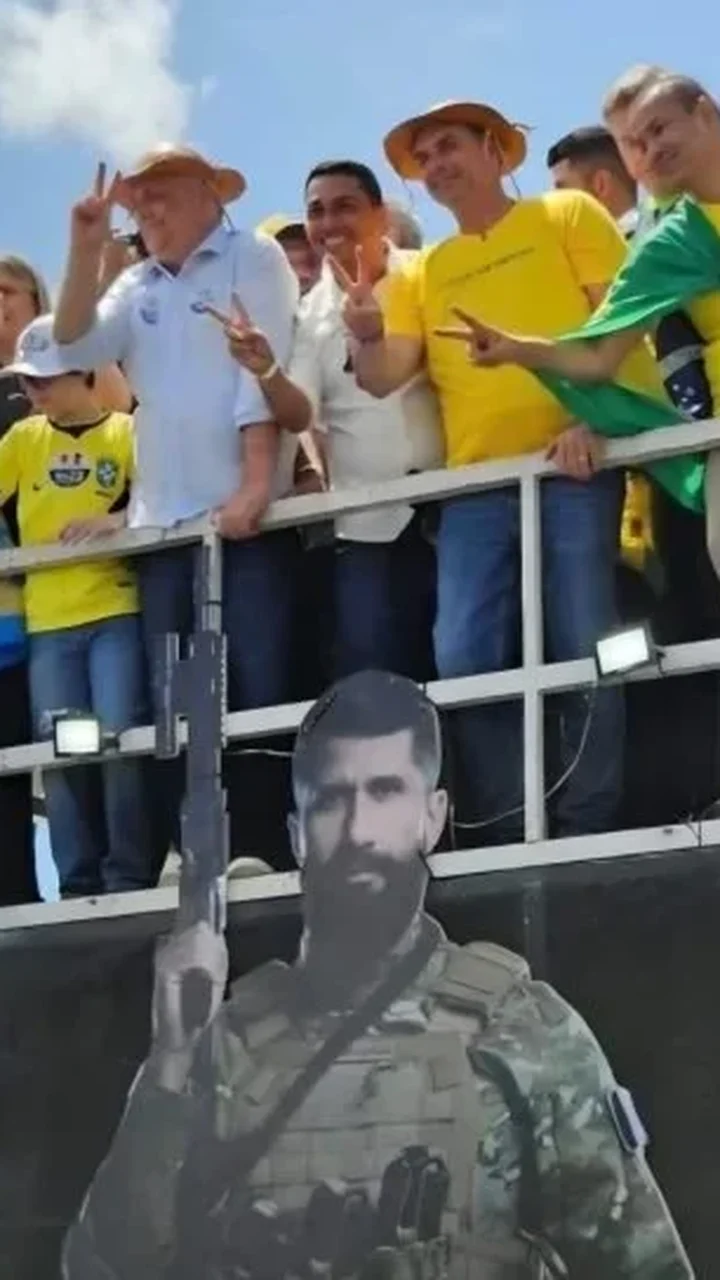Adesivo gigante de Fábio Costa com fuzil e 'adesão evangélica' de Arthur Lira marcam ato de Flávio Bolsonaro em Maceió
