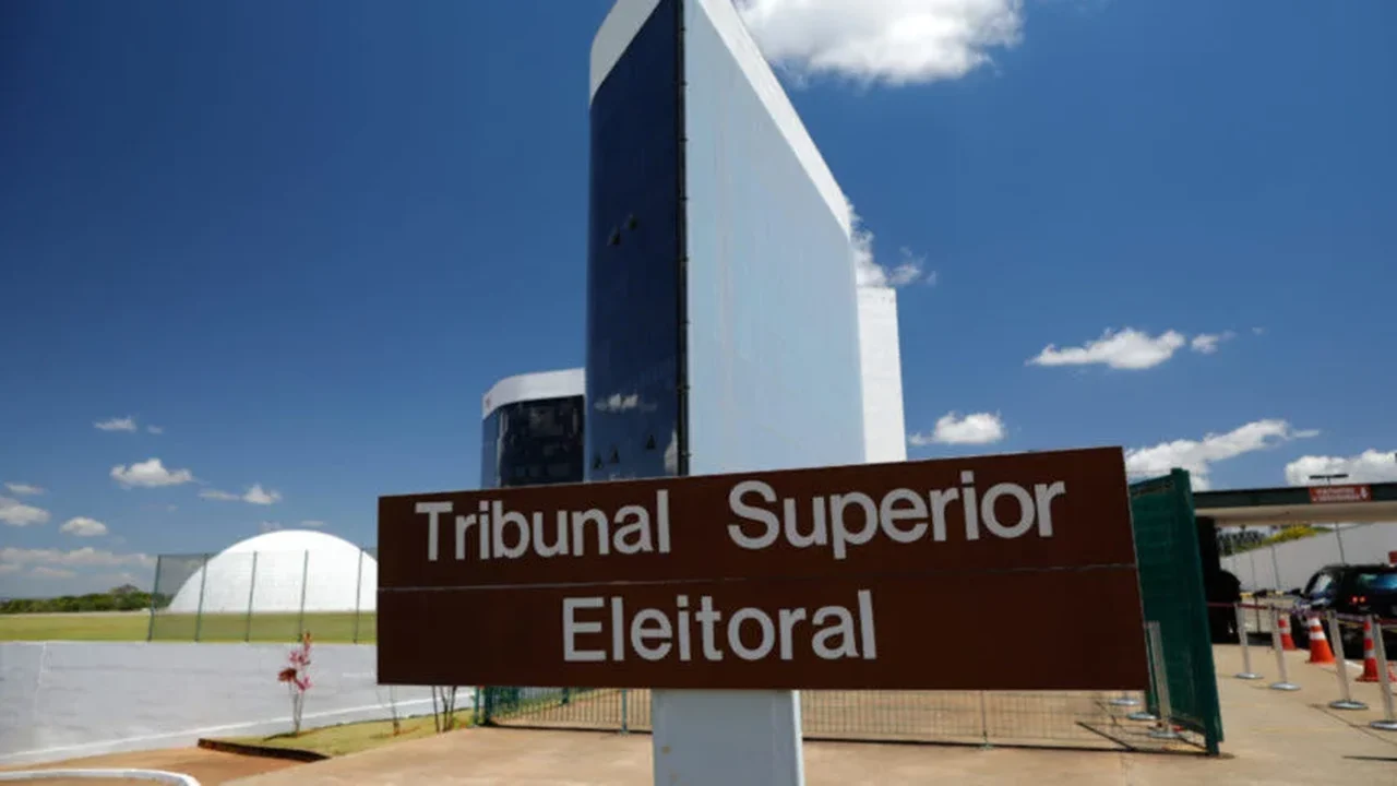 TSE interrompe novas filiações após identificar fraude em registros de Flávio Bolsonaro e tentativa envolvendo Lula