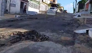 Vazamento faz asfalto ceder e deixa moradores sem água na Zona Norte de Aracaju