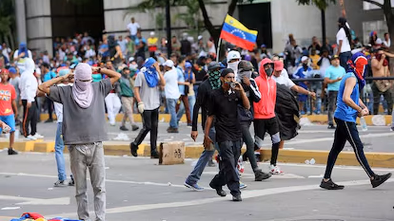 Forças Armadas da Venezuela expressam 'absoluta lealdade' a Maduro e classificam de 'golpe de Estado' protestos contra governo