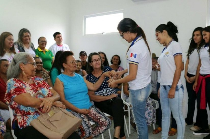Alunas da rede estadual apresentam pomada cicatrizante a usuários do SUS