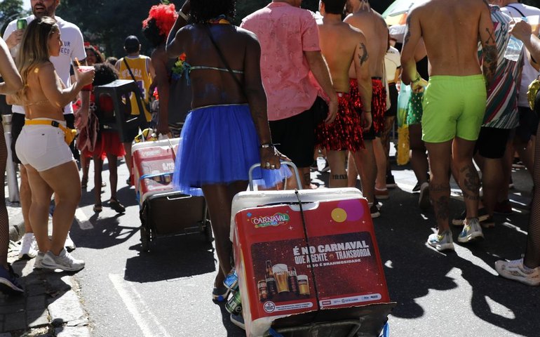 Rio abre credenciamento para ambulantes atuarem no carnaval de rua de 2026
