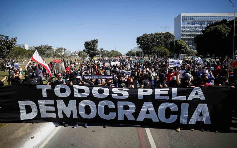 Movimentos sindicais e populares convocam manifestações em defesa da democracia