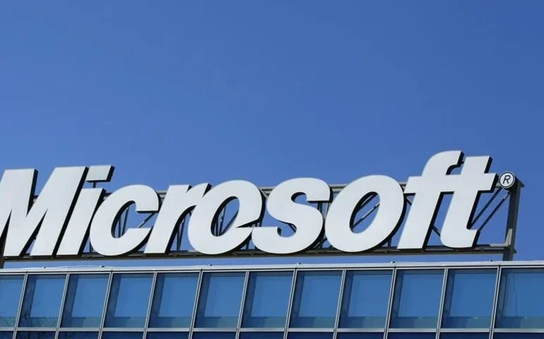 Microsoft é acusada de enganar investidores sobre crescimento do Azure e gastos com IA nos EUA