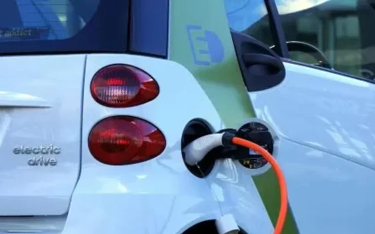 Pontos de recarga de veículos elétricos no Brasil crescem 14% em seis meses