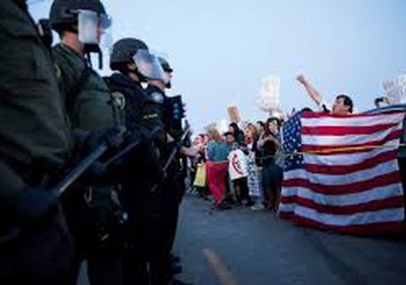 Guarda Nacional enfrenta manifestantes horas depois de chegar a Los Angeles por ordem de Trump