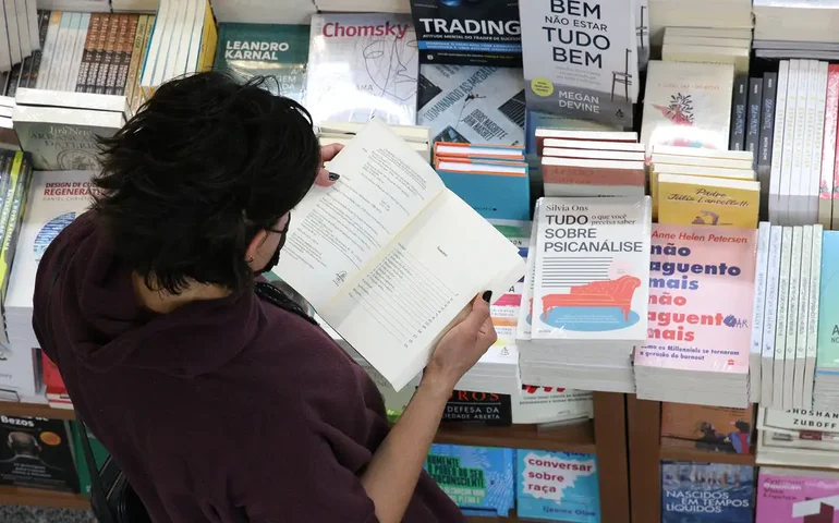 Escolas do Rio recebem Bienal do Livro em edição inédita para promover leitura entre os jovens