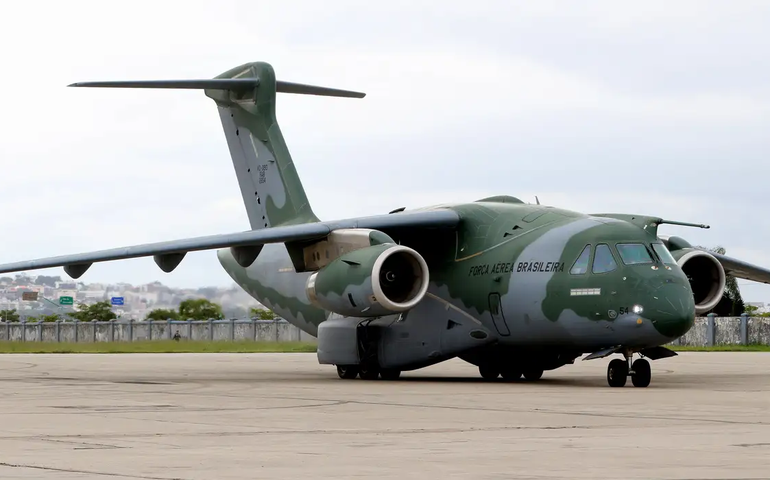 Avião que transportava drogas é abatido pela FAB