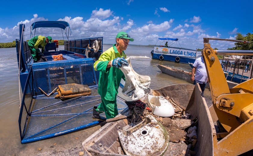 Em dois meses, Ecoboats retiraram mais de 130 toneladas de lixo da Lagoa Mundaú