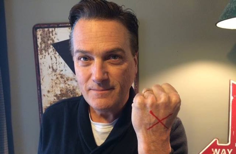 Michael W Smith publicou foto em sua rede social apoiando o movimento #EndSlaveryAct