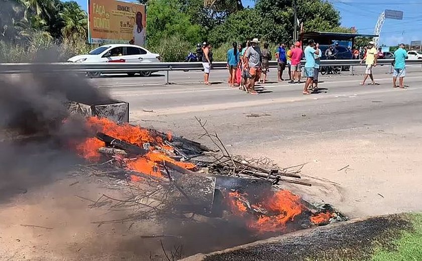 Protesto na Massagueira bloqueia pista contra a BRK