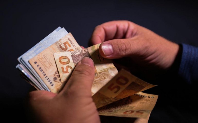 Governo ainda avalia se vai elevar o salário mínimo para R$ 1.320