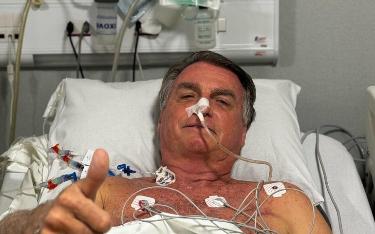 Bolsonaro posta foto hospitalizado, diz que teve complicações no intestino e descarta cirurgia