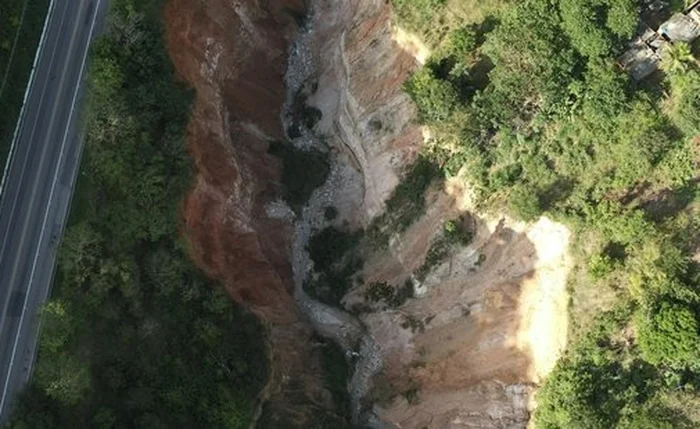 Deslizamento de terra na Ladeira do Catolé ameaça motoristas Deslizamento de terra na Ladeira do Catolé ameaça motoristas