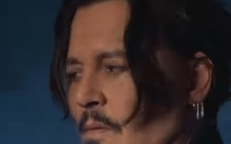 Johnny Depp se veste como Jack Sparrow em visita a Hospital Infantil