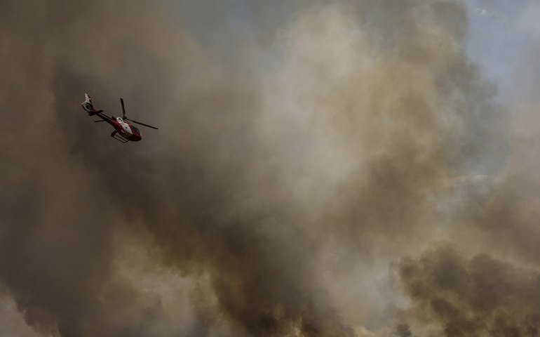 Fogo do Parque Nacional de Brasília se aproxima das casas