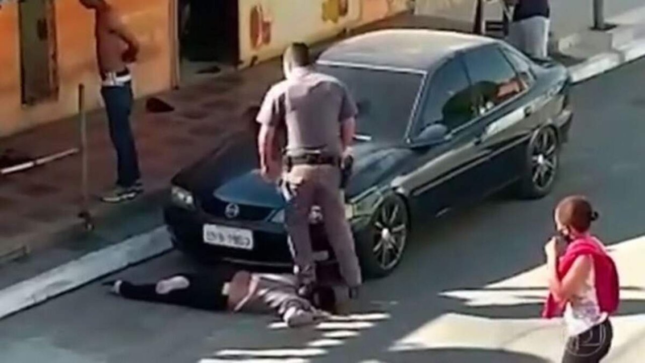 PMs são afastados após policial pisar em pescoço de mulher durante ação em SP