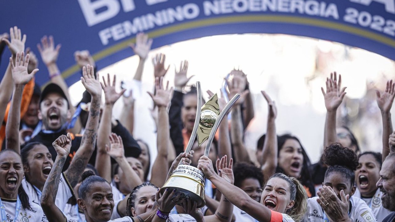 Jogadoras do Corinthians reprovam contratação de Cuca em rede social