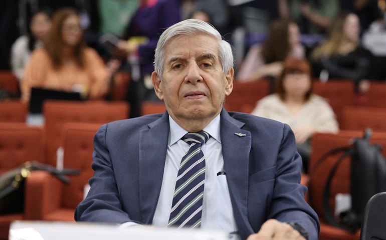 Moraes determina perícia médica em Augusto Heleno no prazo de 15 dias