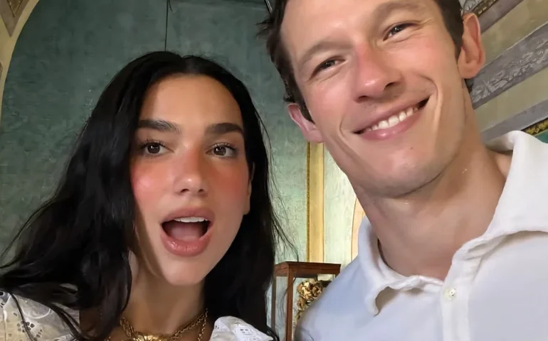 Quem é o noivo de Dua Lipa? Callum Turner não veio ao Brasil com a cantora, que curte o Rio como turista antes de show