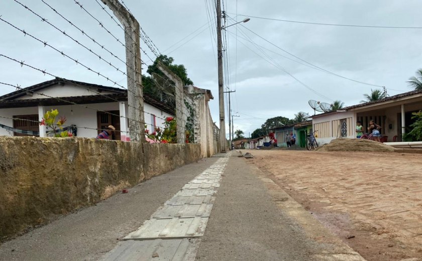 Após conclusão da pavimentação, Prefeitura de Anadia constrói calçada em rua no Povoado Tabuleiro