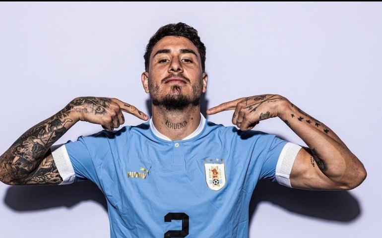 Giménez alcança hat-trick e Feyenoord aplica goleada histórica no Ajax em jogo de 'dois dias'