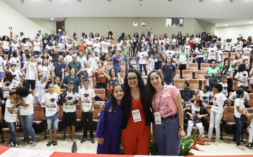 Estudantes participam de palestra sobre divulgação científica com astrônoma infantil