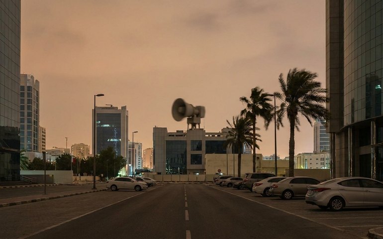 Sirenes soam no Bahrein enquanto mísseis e drones iranianos se dirigem aos países vizinhos