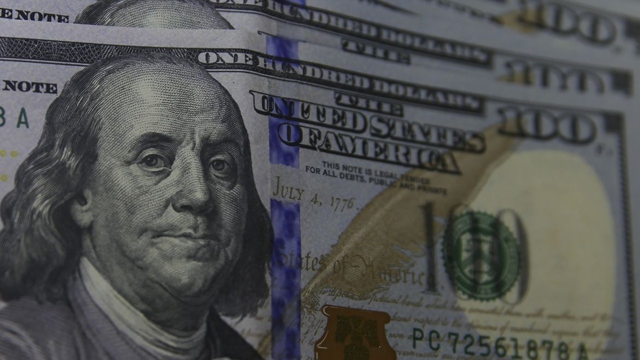 Dólar fecha abaixo de R$ 5,30 pela primeira vez desde junho de 2024