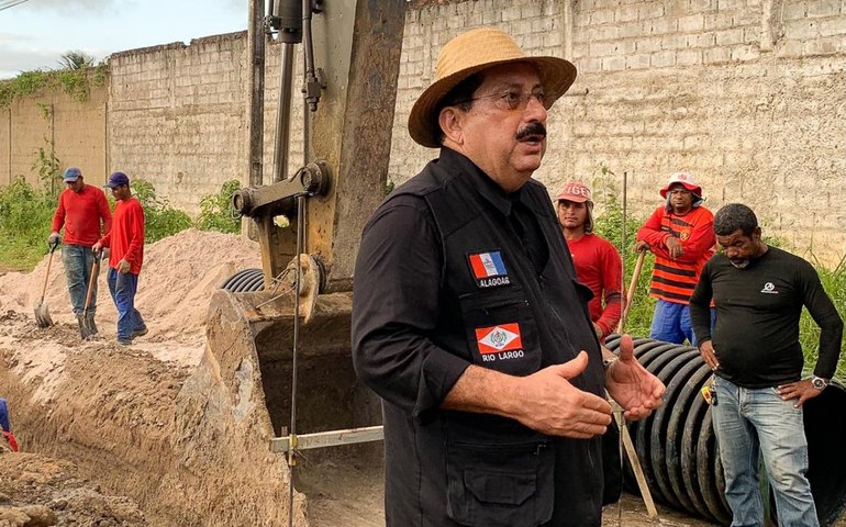 Gilberto Gonçalves vistoria obra que interligará a região da Mata do Rolo com a principal avenida de Rio Largo