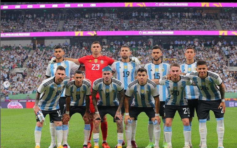 Sem o astro Messi, Argentina faz 2 a 0 na Indonésia e soma 4ª vitória seguida após a Copa