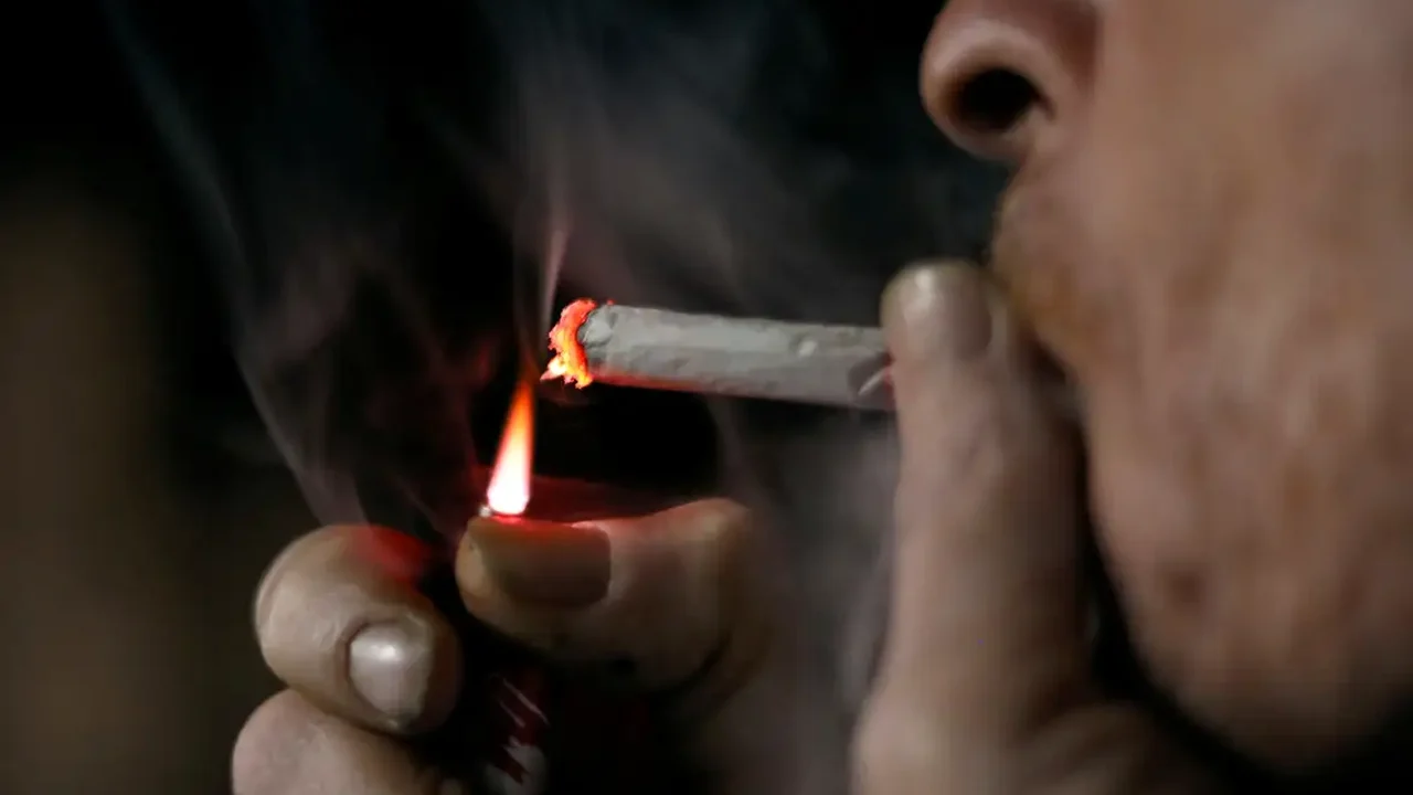 'Se eu comprar, nois fuma': Professora demitida em SP por beijar aluno convidava estudantes para fumar cigarro eletrônico