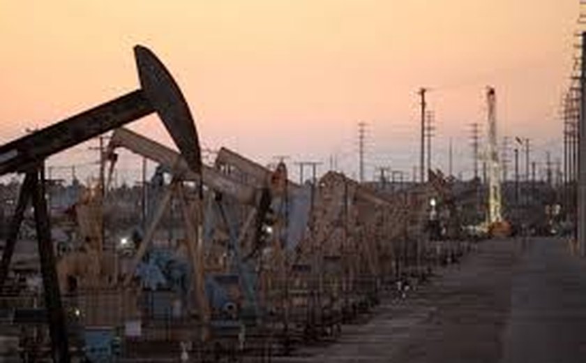 Estoques de petróleo nos EUA caem 3,443 milhões de barris na semana, afirma DoE