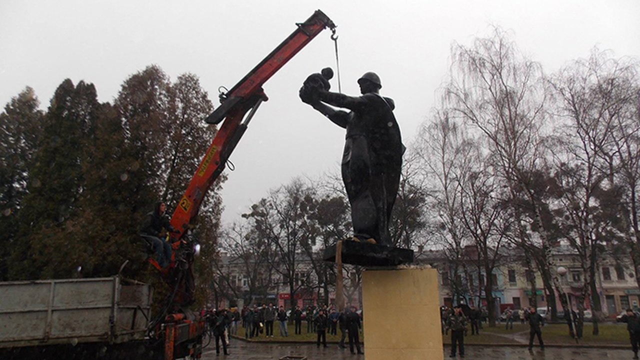 Ucranianos derrubam monumento para soldados que lutaram contra nazismo
