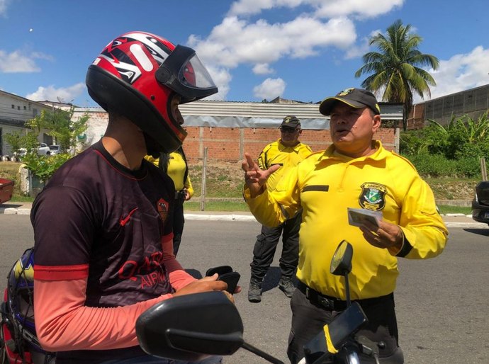 Em blitz educativa, SMTT Arapiraca orienta motociclistas no Centro da cidade