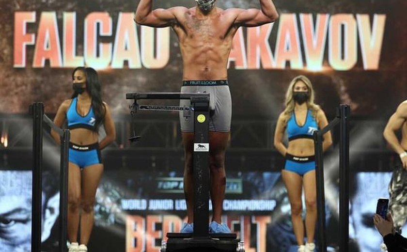 Ao lado do pai em Las Vegas, Esquiva Falcão diz estar pronto para a &#8216;guerra&#8217;
