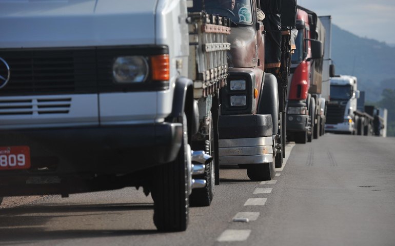 Caminhoneiros: categoria está dividida entre paralisação e aumento no preço do frete, diz liderança