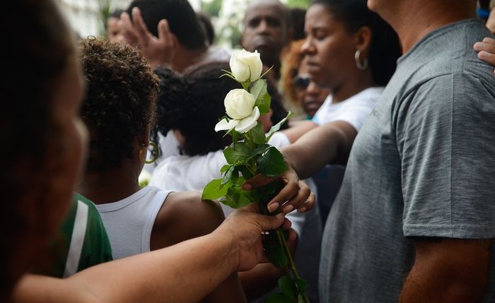 Familiares e amigos enterram, no Cemitério de Irajá, o corpo do menino Ryan Gabriel, de 4 anos Familiares e amigos enterram, no Cemitério de Irajá, o corpo do menino Ryan Gabriel, de 4 anos