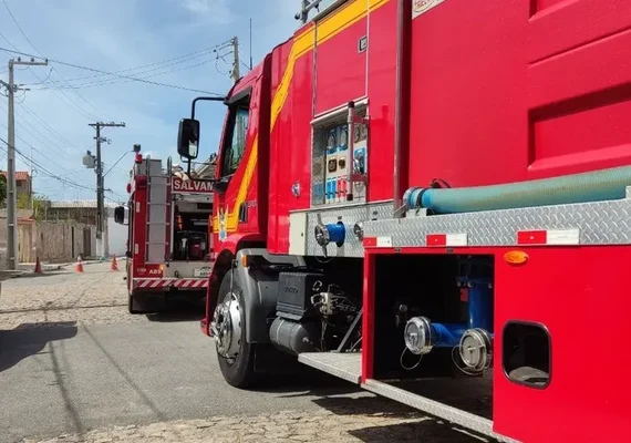 Homem fica preso em ferragens após capotamento na BR-104